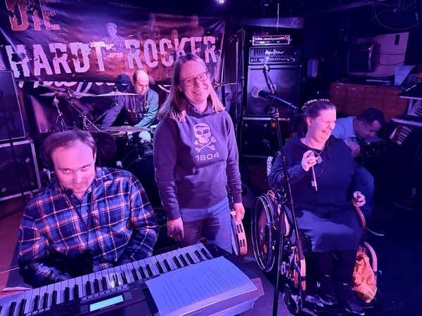 Rockband auf bunt beleuchteter B&uuml;hne
